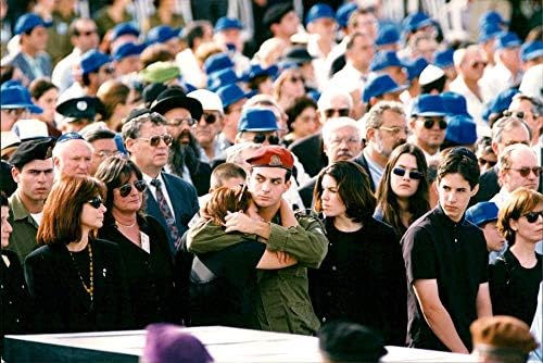Реколта снимка на погребението на Ицхак Рабин с участието на Далии Рабин-Пелоссоф, Йонатана Бен Арци и Ноа Ротман.