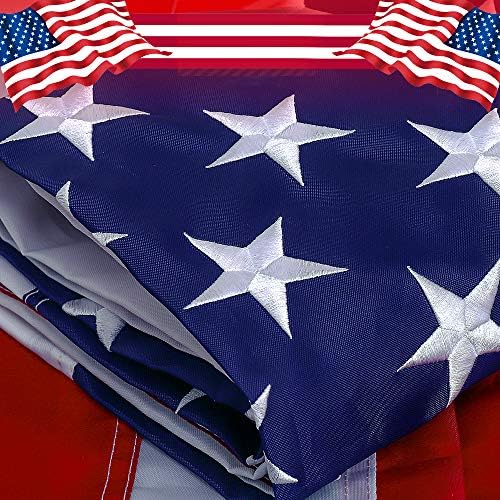 Американски флаг Freefy 4x6 фута - бродирани звезди, вшитые ленти, здрав и издръжлив найлон, месингови втулки, подходящ за използване вътре / вън тежки знамена на САЩ.