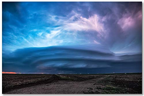 Снимка на буря, Принт (без рамка), Изображението на гръмотевична буря Supercell, осветена от мълния в нощта на пролетта вечер в
