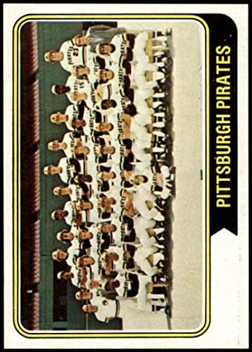 1974 Topps 626 Pirate екип на Pittsburgh Pirates (Бейзболна картичка) NM / MT + Пирати